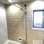 窓付きの明るい浴室には便利なスライド式のシャワーを採用しました♪（バス）